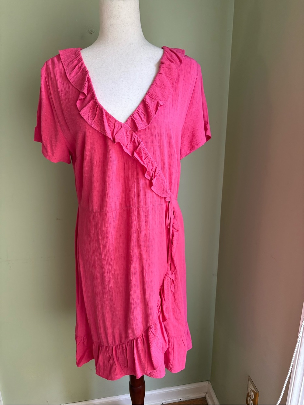NWT Loft Outlet Bright Pink Ruffled Wrap Dress. Size 8. Short sleeves